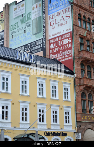 Dipinto di annunci su edifici, Sodergatan Street, Malmo, Svezia. Foto Stock