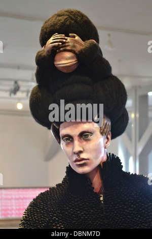 Salone della moda, Round Tower, Copenhagen, Danimarca. Abito fatto di bere cannucce. Monkey hat. Foto Stock