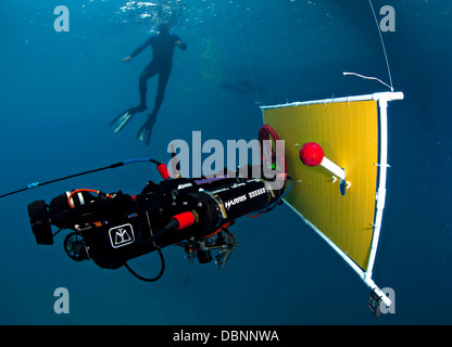 Un veicolo autonomo sottomarino costruito dagli studenti dell'Università di Florida Machine Intelligence Laboratory naviga un ostacolo per il corso di valutazione del trasduttore del Centro Piscina anecoica presso lo spazio e la guerra navale Systems Center Pacific Luglio 24, 2013 a San Diego, CA. L'obiettivo dell'RoboSub annuale concorso è di promuovere lo sviluppo di veicoli autonomi sottomarini. Foto Stock