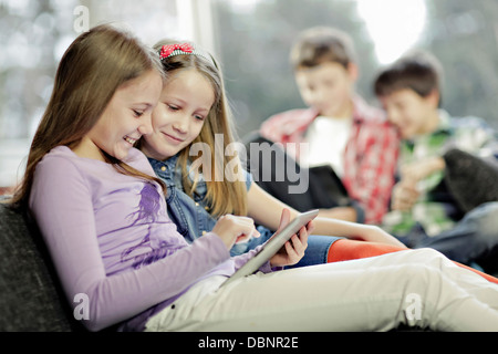 I bambini con tavoletta digitale, osijek, Croazia, Europa Foto Stock