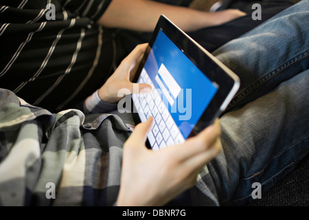 I bambini con tavoletta digitale, osijek, Croazia, Europa Foto Stock