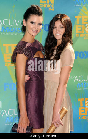 Kendall Jenner e Kylie Jenner 2011 Teen Choice Awards tenutosi al Gibson Anfiteatro - Arrivi CITTÀ UNIVERSALE, California - 07.08.11 Foto Stock