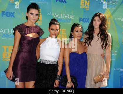 Kendall Jenner, Kim Kardashian, Kourtney Kardashian e Kylie Jenner 2011 Teen Choice Awards tenutosi al Gibson Anfiteatro - Arrivi CITTÀ UNIVERSALE, California - 07.08.11 Foto Stock