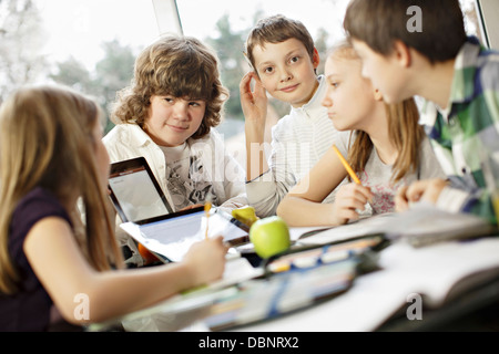 I bambini con tavoletta digitale, osijek, Croazia, Europa Foto Stock