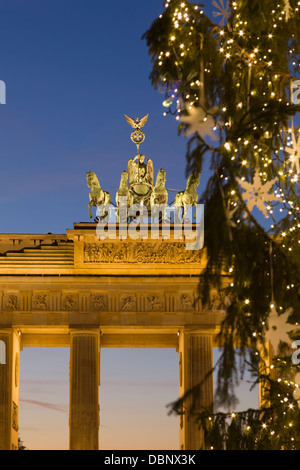 Illuminato albero di Natale e la Porta di Brandeburgo sulla piazza Pariser Platz a Berlino in serata, close up, dettaglio Foto Stock