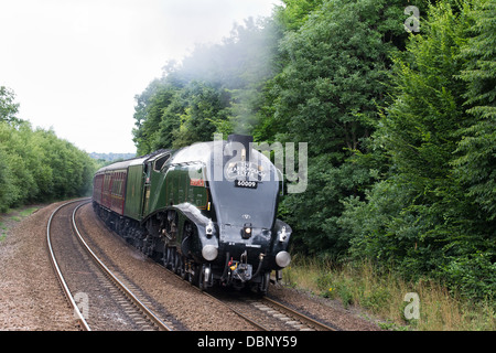 Locomotiva a vapore la trazione di un treno passeggeri sulla mainline Huddersfield nel West Yorkshire, Inghilterra, Regno Unito Foto Stock