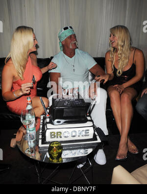 Hulk Hogan celebra il suo 58o compleanno con la moglie Jennifer McDaniel e sua figlia Brooke Hogan durante un ritratto scoprimento al "Donne in gabbie' presentano in corrispondenza di cafeina Lounge Miami, Florida. - 11.08.11 Foto Stock