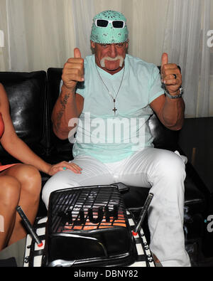 Hulk Hogan celebra il suo 58o compleanno con la moglie Jennifer McDaniel durante un ritratto scoprimento al "Donne in gabbie' presentano in corrispondenza di cafeina Lounge Miami, Florida. - 11.08.11 Foto Stock