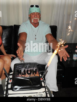 Hulk Hogan celebra il suo 58o compleanno durante un ritratto scoprimento al "Donne in gabbie' presentano in corrispondenza di cafeina Lounge Miami, Florida. - 11.08.11 Foto Stock