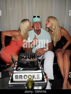 Hulk Hogan celebra il suo 58o compleanno con la moglie Jennifer McDaniel e sua figlia Brooke Hogan durante un ritratto scoprimento al "Donne in gabbie' presentano in corrispondenza di cafeina Lounge Miami, Florida. - 11.08.11 Foto Stock