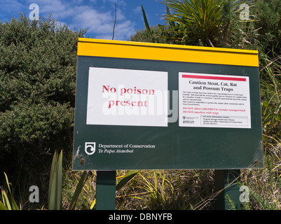 Dh Cape Reinga NUOVA ZELANDA Penisola Aupouri nessun segno di veleno attenzione parassiti rat trap ermellino possum trap Foto Stock