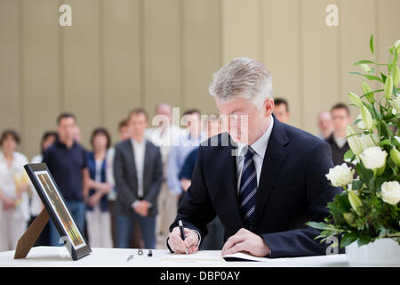 Amministratore Delegato di ThyssenKrupp, Heinrich Hiesinger, segni un libro di condoglianze per il defunto presidente della Alfried Krupp von Bohlen und Halbach Foundation, Berthold Beitz, presso il gruppo presso la sede centrale di Essen, Germania, 02 agosto 2013. Foto: ROLF VENNENBERND Foto Stock