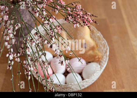 Decorazione di Pasqua, pane, uova dipinte e rami, Monaco di Baviera, Germania Foto Stock