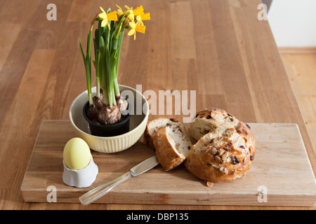 Decorazione di Pasqua, pane, uova dipinte e narcisi, Monaco di Baviera, Germania Foto Stock