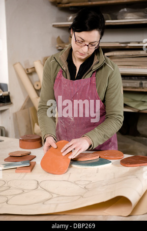 Craftswoman in officina, Baviera, Germania, Europa Foto Stock