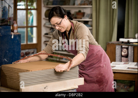 Taglio Craftswoman argilla in officina, Baviera, Germania, Europa Foto Stock