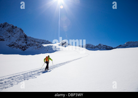 Sciatore camminare sul ghiacciaio Stubai, Tirolo, Austria Foto Stock