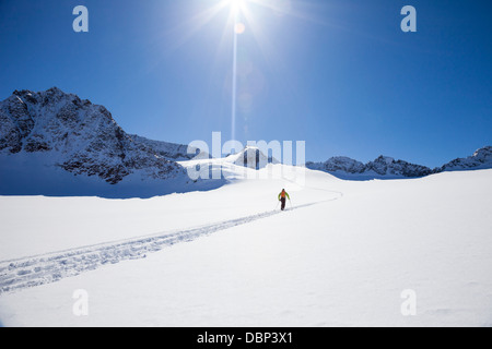 Sciatore camminare sul ghiacciaio Stubai, Tirolo, Austria Foto Stock