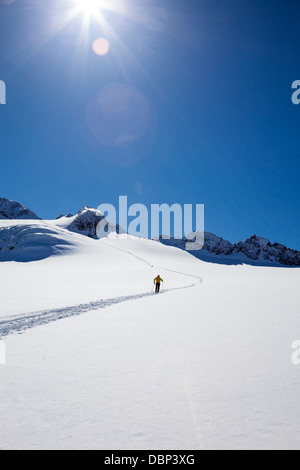 Sciatore camminare sul ghiacciaio Stubai, Tirolo, Austria Foto Stock