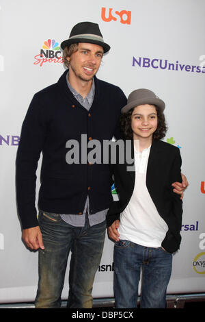 Max Burkholder Dax Shepard arrivando al TCA NBC Estate 2011 tutte le Star Party al SLS Hotel di Los Angeles, California 01.08.2011 Foto Stock