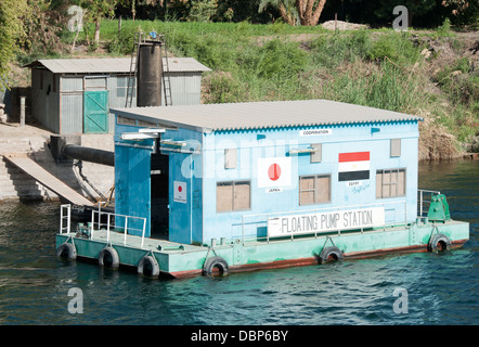 Flottante stazione della pompa, il fiume Nilo in Egitto Foto Stock