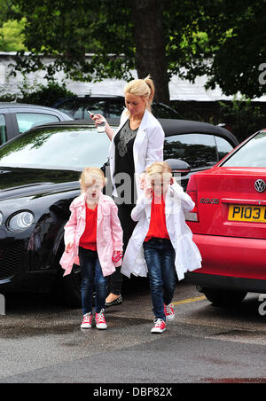 Alex Gerrard aka Alex Curran e le sue figlie, Lilly e Lexie, arrivando in ospedale per visitare il suo football star marito Steven Gerrard, chi è sottoposto a trattamento di una infezione inguine Liverpool, in Inghilterra - 04.08.11 Foto Stock