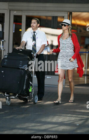 Ex lottatore professionista, Stacy Keibler, arriva a LAX su un volo internazionale da Zurigo. Si vocifera che Keibler è stata recentemente dating attore di Hollywood, George Clooney Los Angeles, California - 04.08.11 Foto Stock