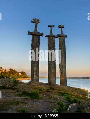 Il tramonto proietta un bagliore magico su Sverd i Fjell (Spada in pietra) a Møllebukta, Rogaland, Norvegia. Foto Stock