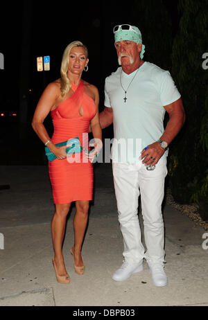 Jennifer McDaniel e Hulk Hogan frequentare un ritratto scoprimento al "Donne in gabbie' presentano in corrispondenza di cafeina Lounge Miami, Florida - 11.08.11 Foto Stock