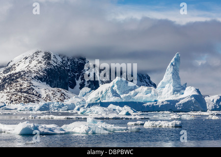 Enormi iceberg tra mare di ghiaccio in Yalour Islands, lato occidentale della penisola antartica, oceano meridionale, regioni polari Foto Stock