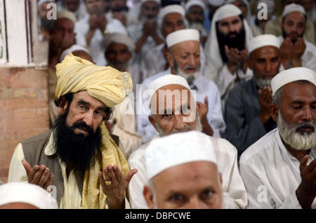 I musulmani offrono Jum'una preghiera l'ultimo venerdì di Ramzan-ul-Mubarak a Mohabbat Khan Masjid nella città di Peshawar su agosto 02, 2013. I musulmani di tutto il paese osservato Jum"fornitura ATUL Wida oggi, ultima Jum'a (la preghiera del venerdì) nel mese sacro del Ramadan, con la dovuta solennità e di fervore religioso. Un gran numero di devoti hanno partecipato al Jum'una preghiera svoltasi nelle moschee in tutto il Paese con speciali munajats cerca di benedizioni divine per la pace e per il progresso del paese e l'unità del le nazioni musulmane. Foto Stock
