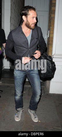 Jude Law lasciando la Donmar Warehouse Theatre di Londra, Inghilterra - 15.08.11 obbligatorio di credito: WENN.com Foto Stock