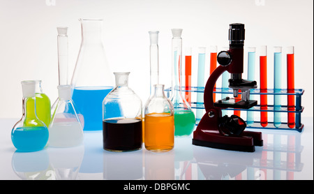 Palloni da laboratorio con fluidi di diversi colori Foto Stock