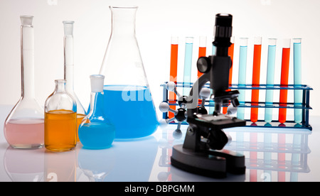 Palloni da laboratorio con fluidi di diversi colori Foto Stock