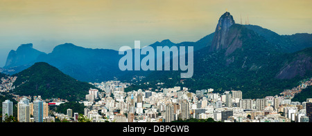 Vista su Botafogo e il Corcovado da la Montagna Sugar Loaf, Rio de Janeiro, Brasile, Sud America Foto Stock