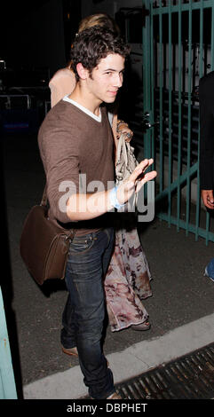 Nick Jonas e Delta Goodrem lasciando la Hollywood Paladium dopo la visione di Adele in concerto a Hollywood, in California - 18.08.11 Foto Stock
