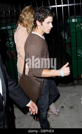 Nick Jonas e Delta Goodrem lasciando la Hollywood Paladium dopo la visione di Adele in concerto a Hollywood, in California - 18.08.11 Foto Stock
