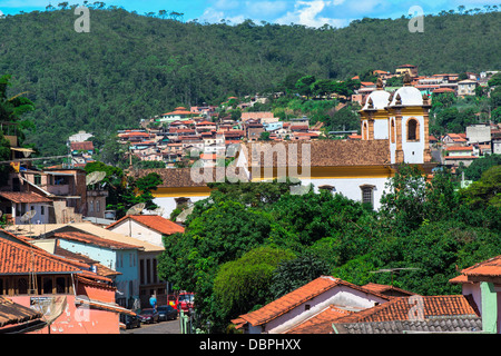 Vista su Sabara e Nossa Senhora do Carmo Chiesa, Belo Horizonte, Minas Gerais, Brasile, Sud America Foto Stock