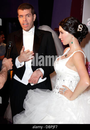 Perez Hilton e Kim Kardashian's cera figura lo scoprimento di Kim Kardashian wedding a tema la figura di cera al Madame Tussauds di Hollywood Los Angeles, California - 18.08.11 Foto Stock