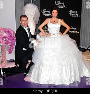 Perez Hilton e Kim Kardashian's cera figura lo scoprimento di Kim Kardashian wedding a tema la figura di cera al Madame Tussauds di Hollywood Los Angeles, California - 18.08.11 Foto Stock