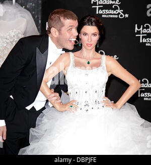 Perez Hilton e Kim Kardashian's cera figura lo scoprimento di Kim Kardashian wedding a tema la figura di cera al Madame Tussauds di Hollywood Los Angeles, California - 18.08.11 Foto Stock