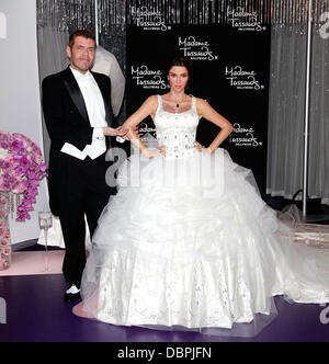 Perez Hilton e Kim Kardashian's cera figura lo scoprimento di Kim Kardashian wedding a tema la figura di cera al Madame Tussauds di Hollywood Los Angeles, California - 18.08.11 Foto Stock