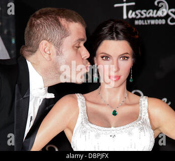 Perez Hilton e Kim Kardashian's cera figura lo scoprimento di Kim Kardashian wedding a tema la figura di cera al Madame Tussauds di Hollywood Los Angeles, California - 18.08.11 Foto Stock