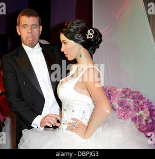 Perez Hilton e Kim Kardashian's cera figura lo scoprimento di Kim Kardashian wedding a tema la figura di cera al Madame Tussauds di Hollywood Los Angeles, California - 18.08.11 Foto Stock