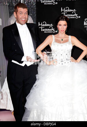 Perez Hilton e Kim Kardashian's cera figura lo scoprimento di Kim Kardashian wedding a tema la figura di cera al Madame Tussauds di Hollywood Los Angeles, California - 18.08.11 Foto Stock