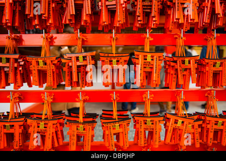 Negozio di souvenir delle infinite Cancelli Rossi di Kyoto Fushimi Inari Shrine, Kyoto, Giappone, Asia Foto Stock