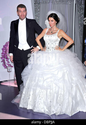 Perez Hilton e Kim Kardashian's cera figura lo scoprimento di Kim Kardashian wedding a tema la figura di cera al Madame Tussauds di Hollywood Los Angeles, California - 18.08.11 Foto Stock