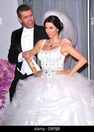 Perez Hilton e Kim Kardashian's cera figura lo scoprimento di Kim Kardashian wedding a tema la figura di cera al Madame Tussauds di Hollywood Los Angeles, California - 18.08.11 Foto Stock