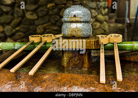 Cucchiaia di acqua nelle infinite Cancelli Rossi di Kyoto Fushimi Inarii Santuario, Kyoto, Giappone, Asia Foto Stock