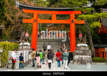 Le infinite Cancelli Rossi di Kyoto Fushimi Inari Shrine, Kyoto, Giappone, Asia Foto Stock